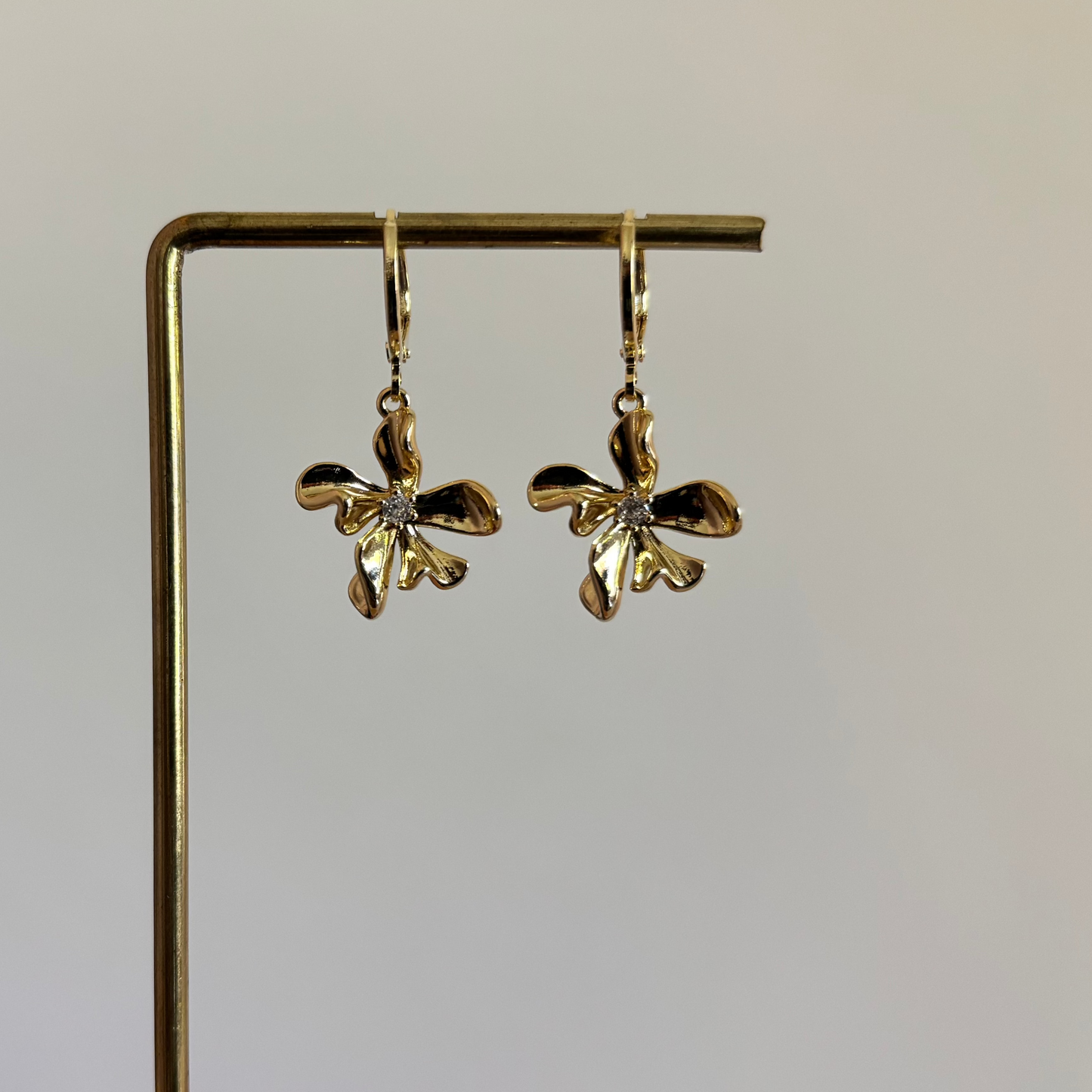 14k vergulde oorbellen Calla met bloemvormige bedel en zirkonia steentje, ca. 2 cm