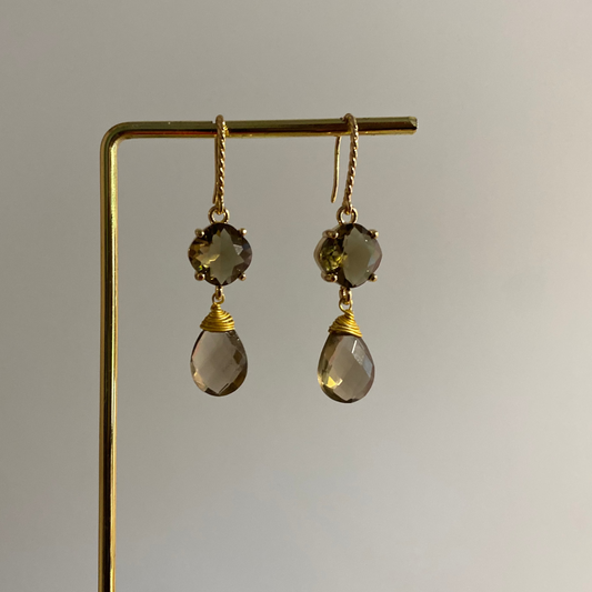 14k vergulde Carolijn oorbellen met draadvormige steker en twee taupe glasbedels, ca. 3 cm lang.