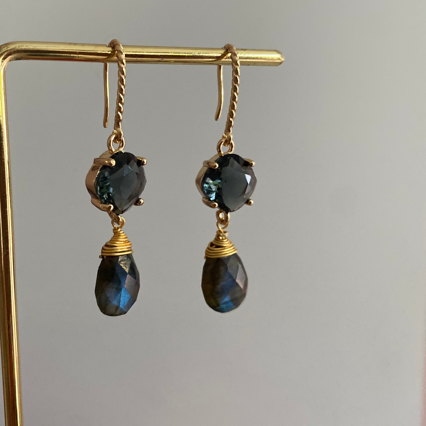 14k vergulde Carolijn oorbellen met draadvormige steker en een grijze glasbedel en labradoriet steen, ca. 3 cm lang.