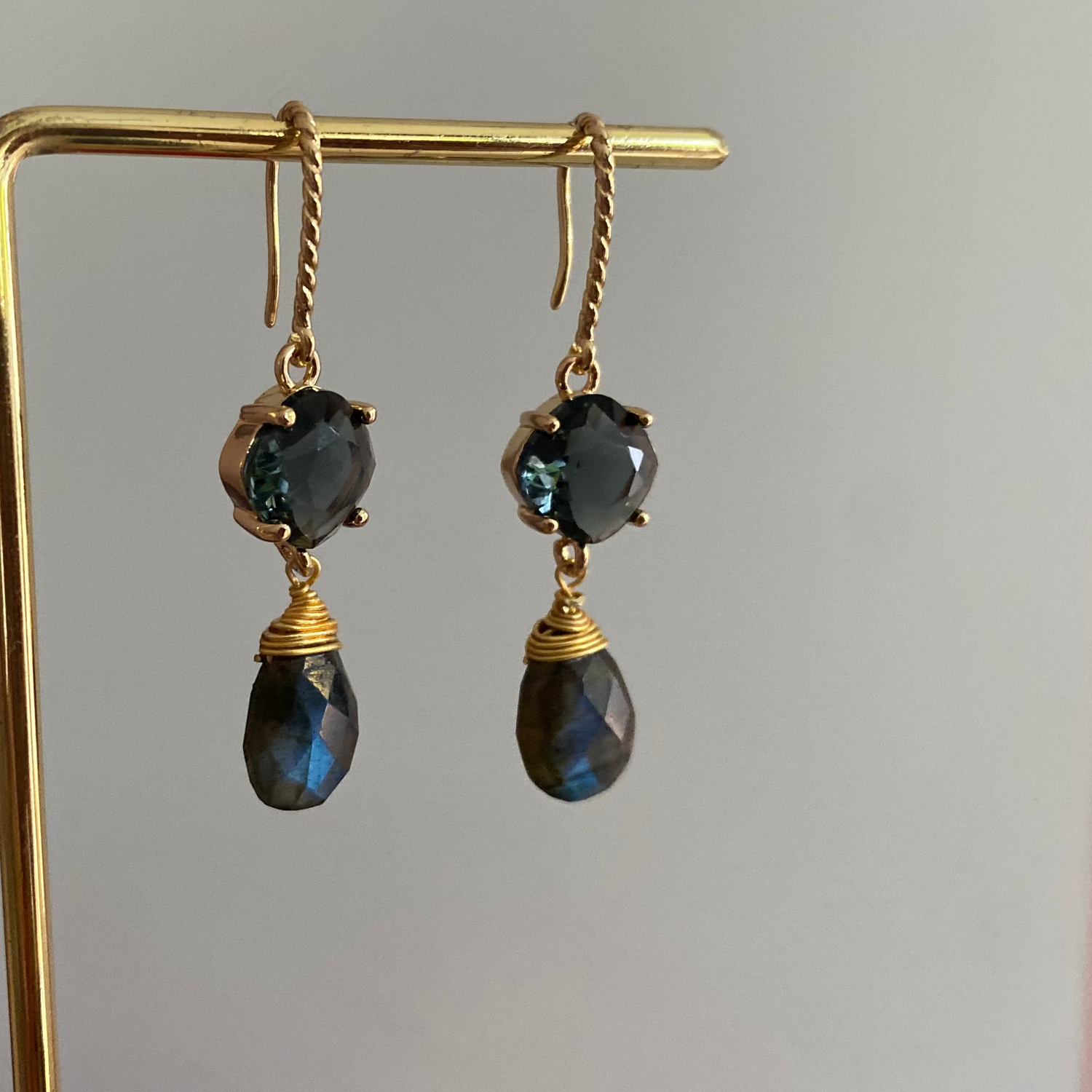 14k vergulde Carolijn oorbellen met draadvormige steker en een grijze glasbedel en labradoriet steen, ca. 3 cm lang.