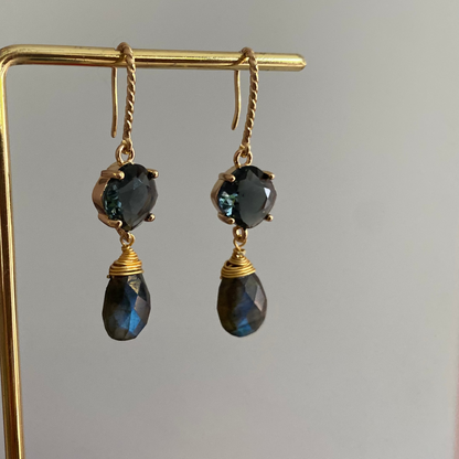 14k vergulde Carolijn oorbellen met draadvormige steker en een grijze glasbedel en labradoriet steen, ca. 3 cm lang.