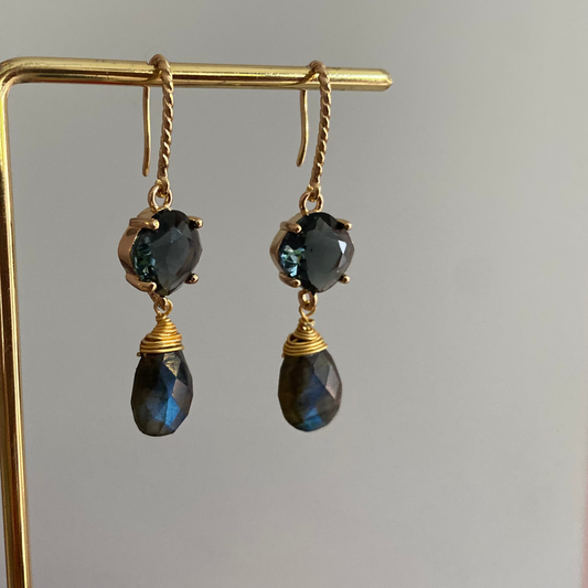 14k vergulde Carolijn oorbellen met draadvormige steker en een grijze glasbedel en labradoriet steen, ca. 3 cm lang.