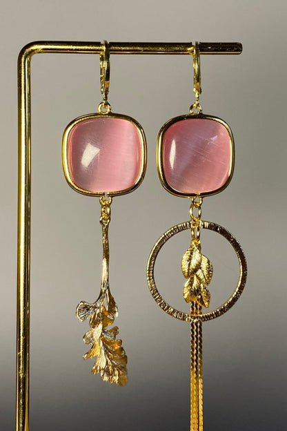 Handgemaakte asymmetrische oorbellen met catseye stenen, 14K vergulde materialen en bladeren 