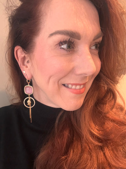 Model met Handgemaakte asymmetrische oorbellen met catseye stenen, 14K vergulde materialen en bladeren 