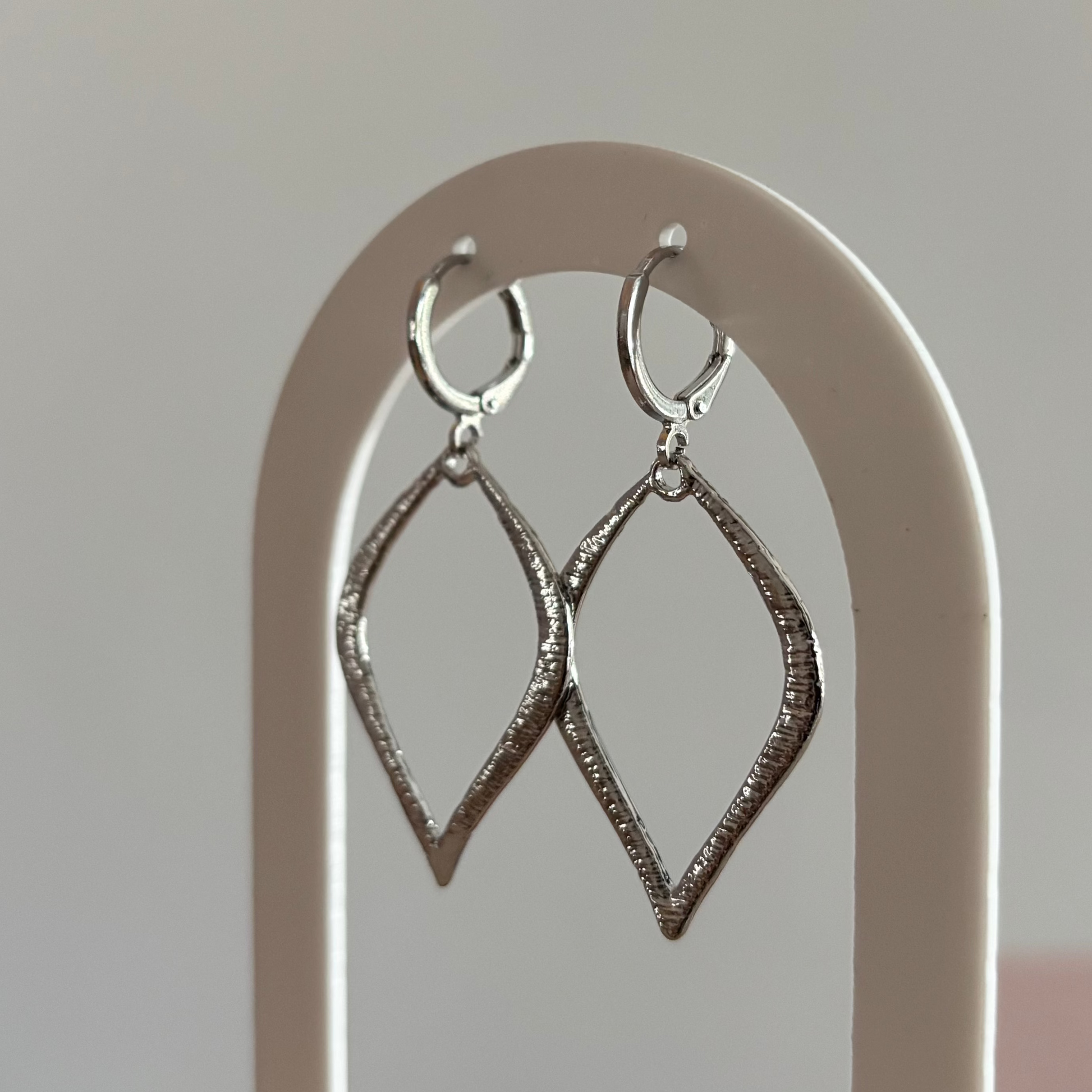 14k vergulde oorbellen Classy Jazz Zus met druppelvormige bedel aan strass oorringetje, circa 5 cm lang.