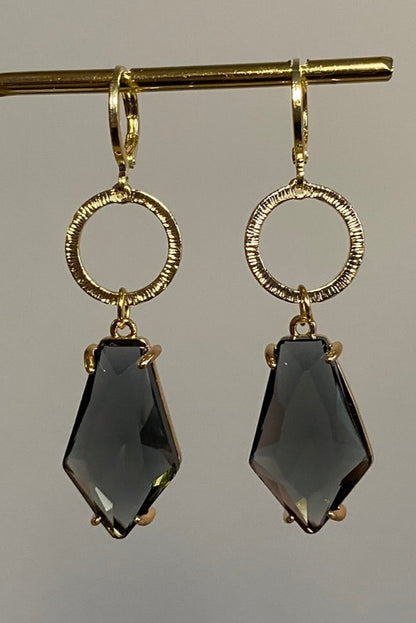 Handgemaakte 14k vergulde Lellebel oorbellen met gehamerde vergulde ringen en een grotere grijze glasbedel 