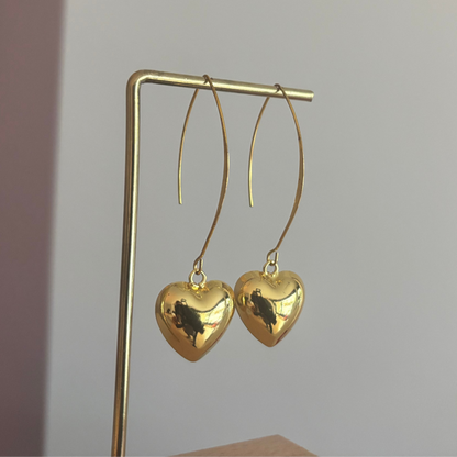 Oorbel Cutie met forser hartje, minimalistische hanger en een lengte van circa 5 cm.