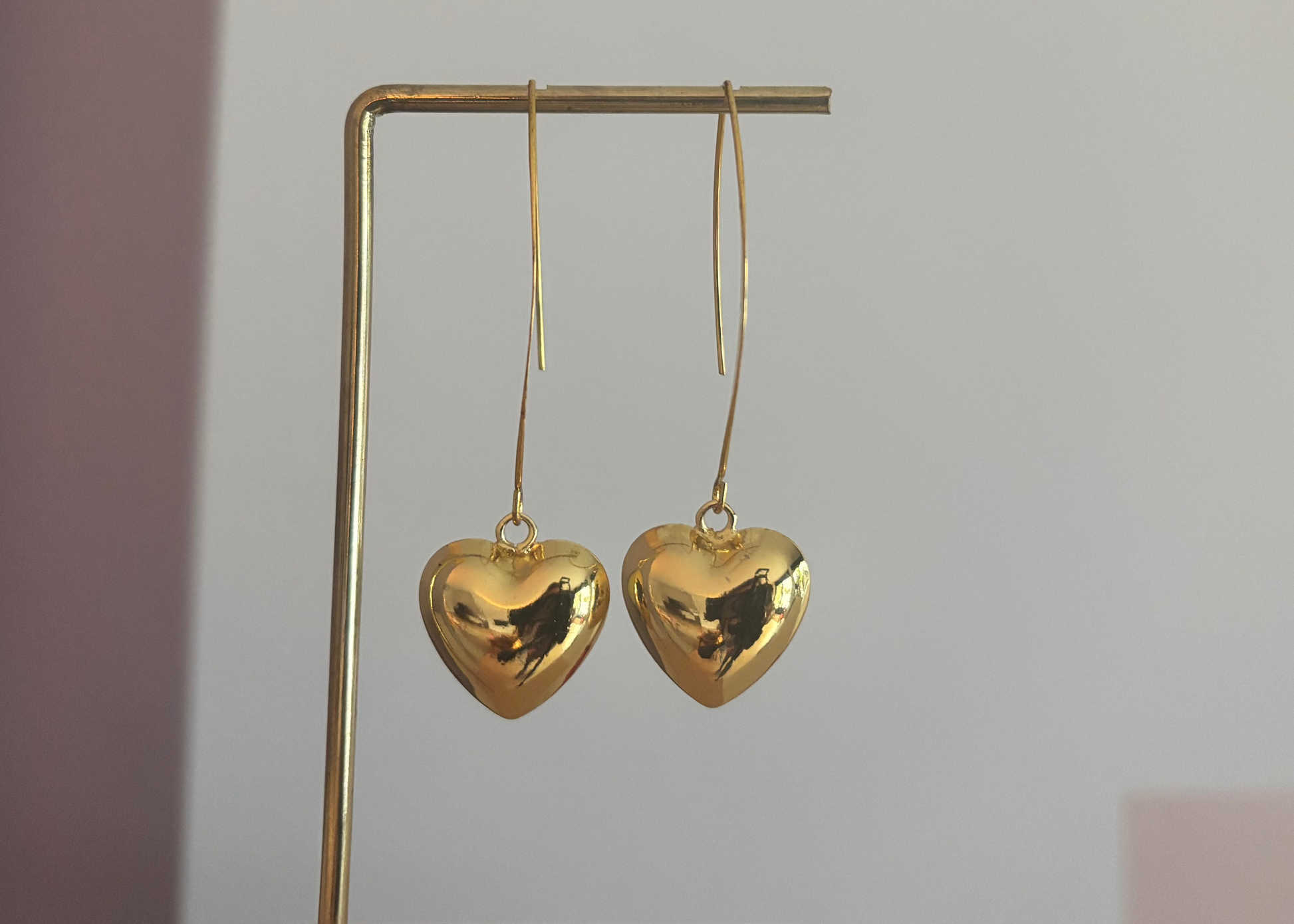 Oorbel Cutie met forser hartje, minimalistische hanger en een lengte van circa 5 cm.