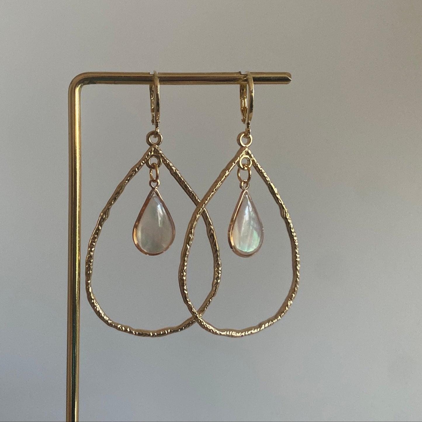 Handgemaakte 14K vergulde druppelvormige hangers gevuld door een Shell druppelvormige bedel. 