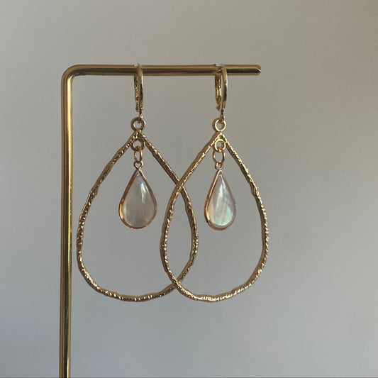 Handgemaakte 14K vergulde druppelvormige hangers gevuld door een Shell druppelvormige bedel. 
