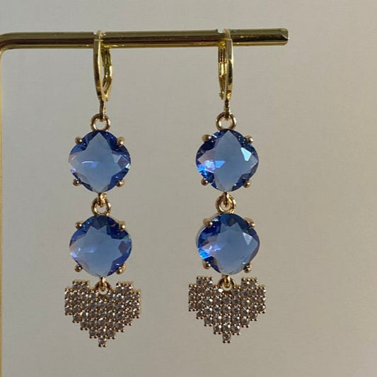 14K vergulde ringetjes met daaraan 2 blauwe glasbedels en een verguld zirkonia harten bedel
