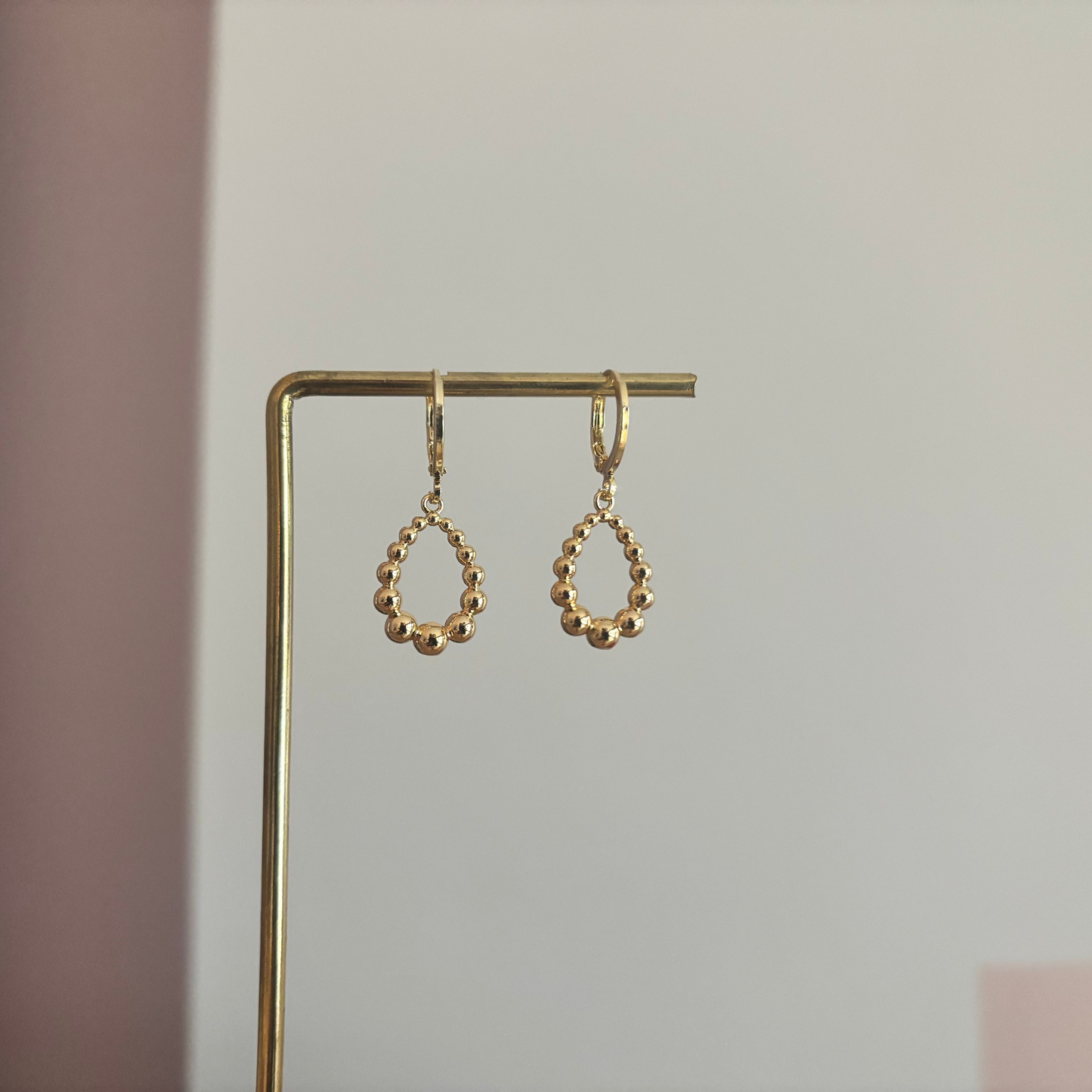 14k vergulde oorbellen Didy met bolletjes druppelhanger, circa 2 cm lang.