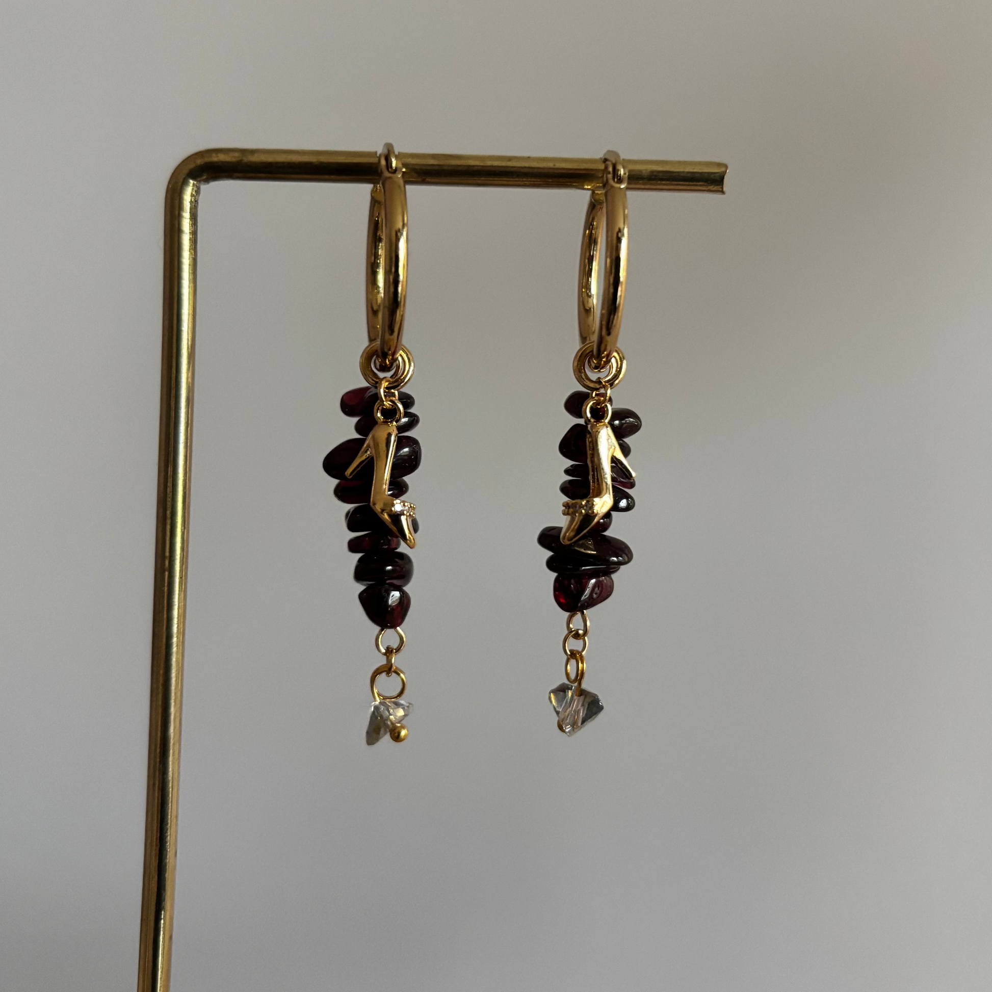 Doortje oorbellen, 14k verguld met natuurstenen in paars, burgundy, grijs of zwart en sterren met zirkonia.