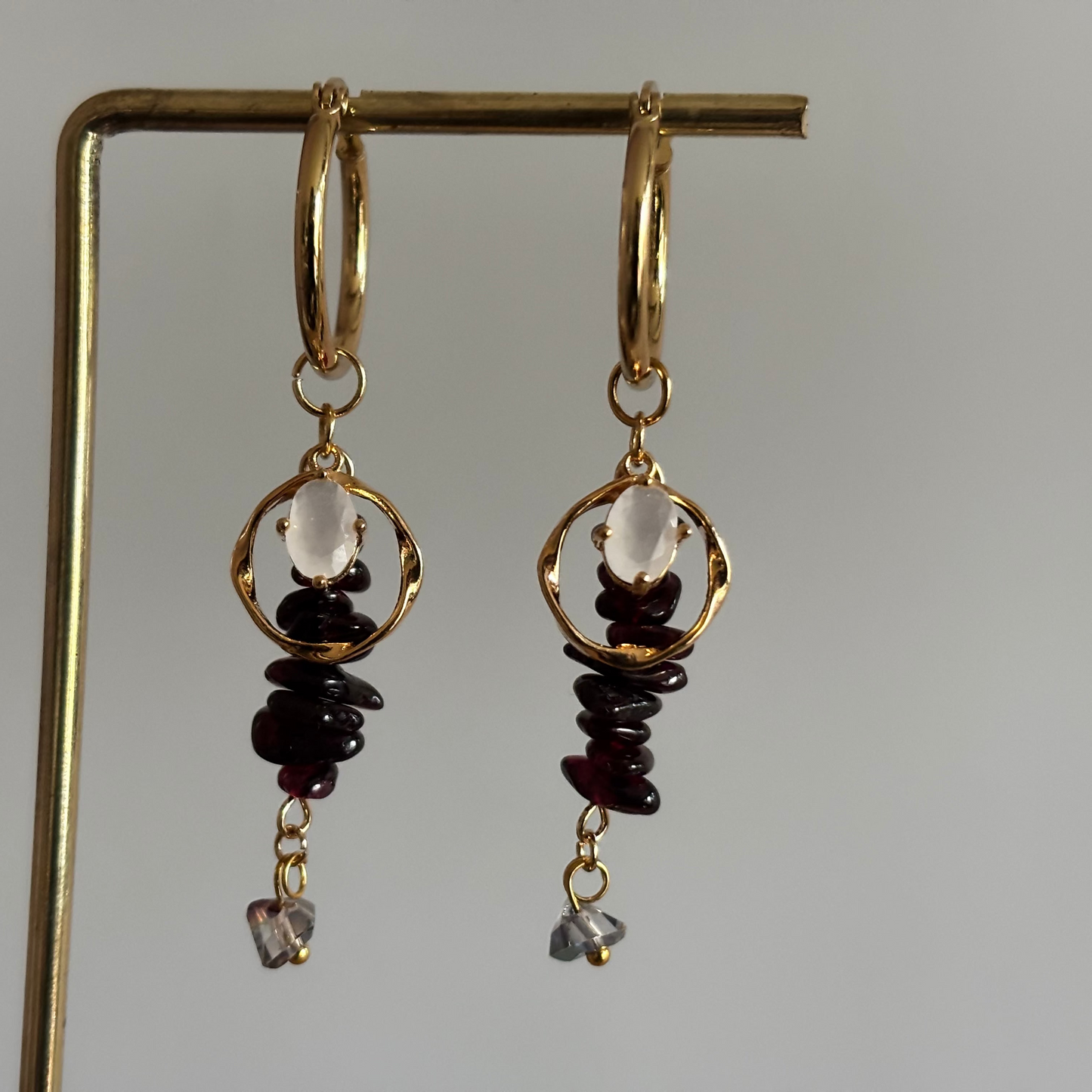 rvs ring, twisted ringetje met mat wit steentje, natuursteen strengetje zwart, eindbedel glas