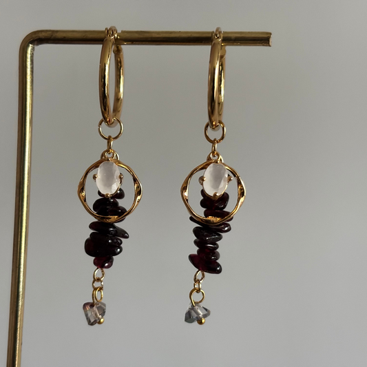 rvs ring, twisted ringetje met mat wit steentje, natuursteen strengetje zwart, eindbedel glas