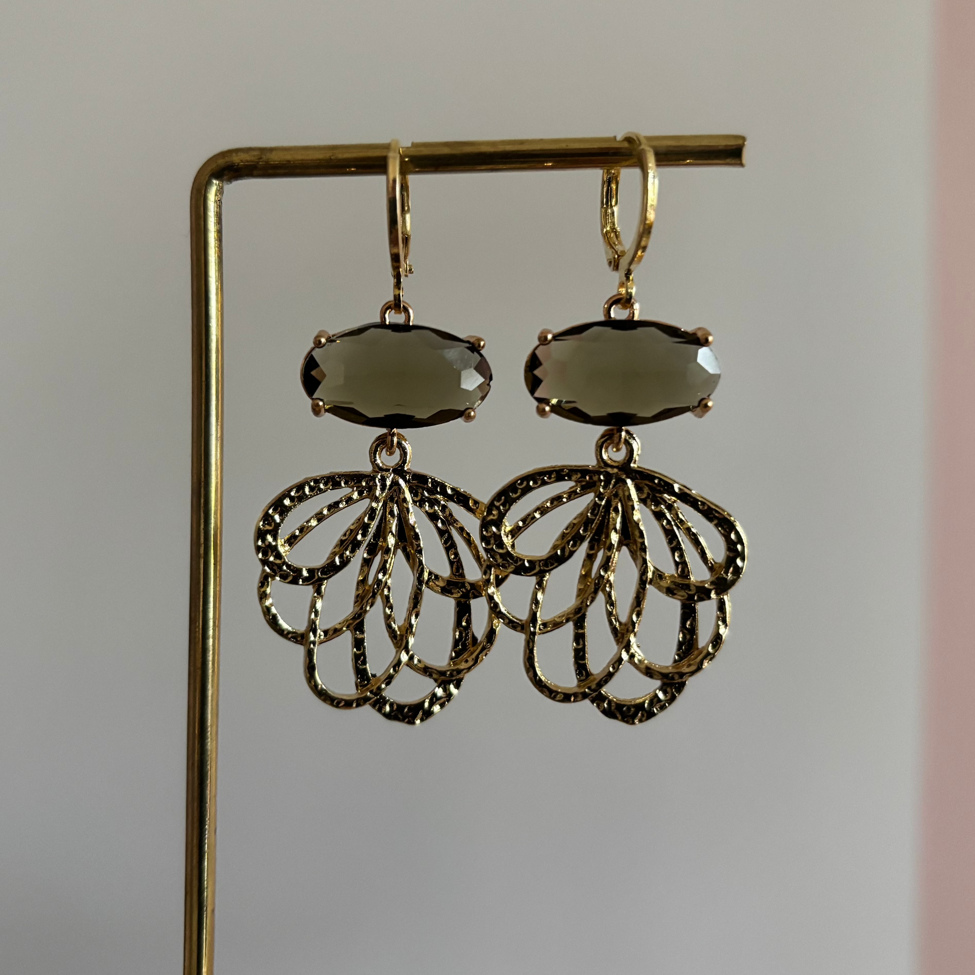 Handgemaakte 14K vergulde oorbellen met 14K oorringetjes, een vergulde hanger en prachtige burgundy ovalen glasbedels 