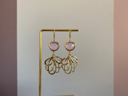 Model met Handgemaakte 14K vergulde oorbellen met 14K oorringetjes, een vergulde hanger en prachtige asymmetrische zachtroze glasbedels 
