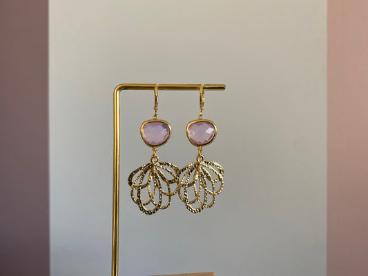 Model met Handgemaakte 14K vergulde oorbellen met 14K oorringetjes, een vergulde hanger en prachtige asymmetrische zachtroze glasbedels 