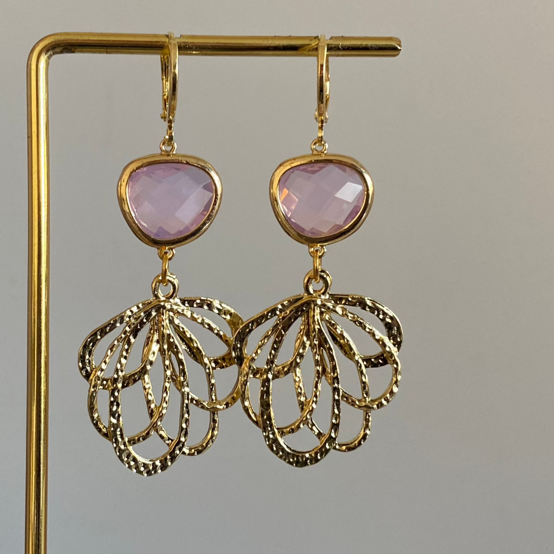 Handgemaakte 14K vergulde oorbellen met 14K oorringetjes, een vergulde hanger en prachtige asymmetrische zachtroze glasbedels 