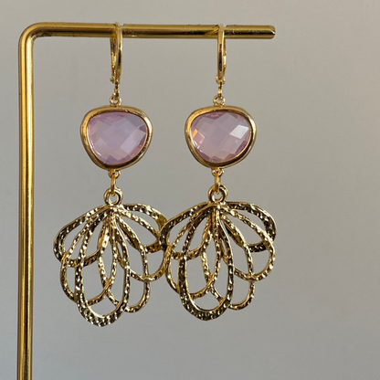 Handgemaakte 14K vergulde oorbellen met 14K oorringetjes, een vergulde hanger en prachtige asymmetrische zachtroze glasbedels 
