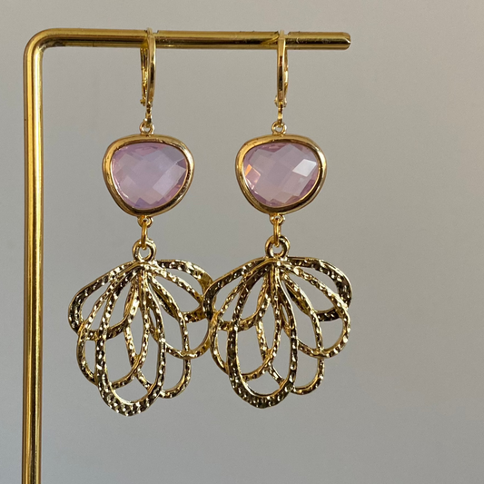 Handgemaakte 14K vergulde oorbellen met 14K oorringetjes, een vergulde hanger en prachtige asymmetrische zachtroze glasbedels 