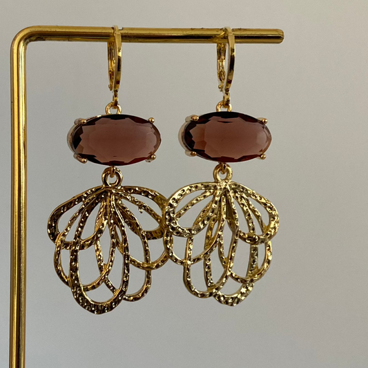 Handgemaakte 14K vergulde oorbellen met 14K oorringetjes, een vergulde hanger en prachtige burgundy ovalen glasbedels 