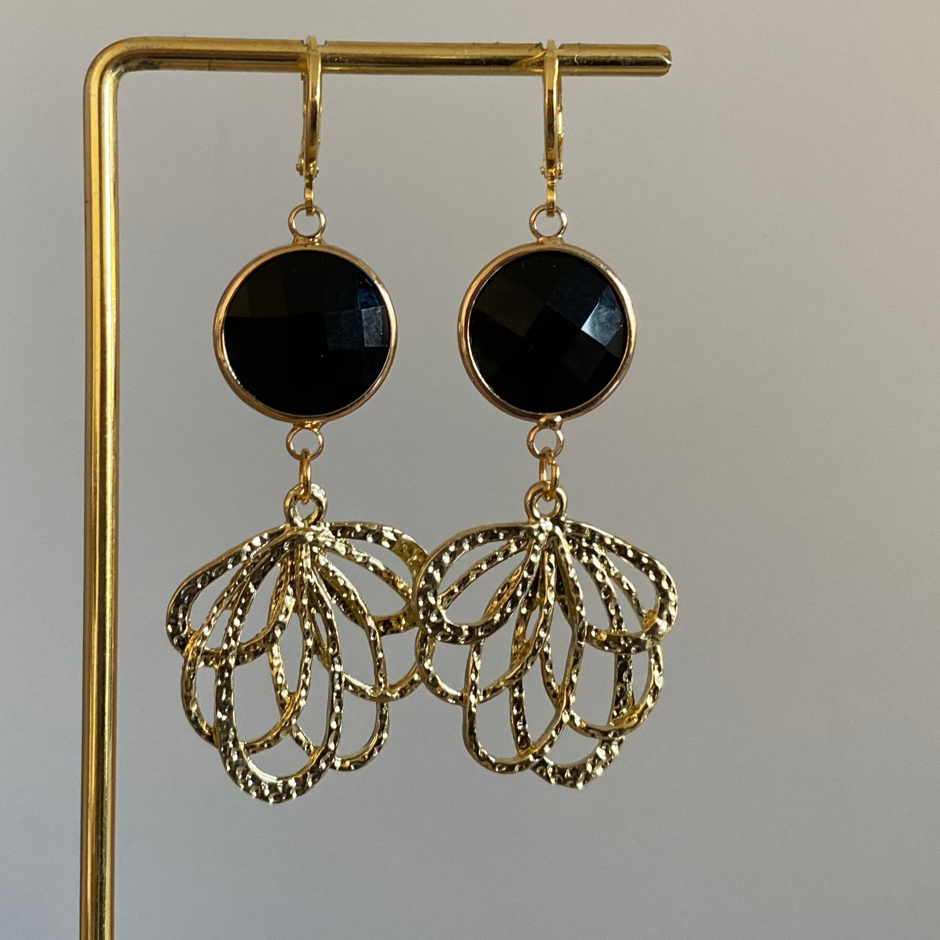 Model met Handgemaakte 14K vergulde oorbellen met 14K oorringetjes, een vergulde hanger en prachtige glasbedels 