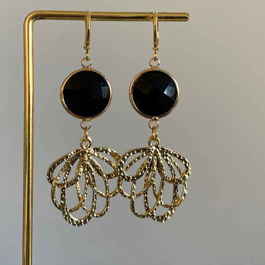 Model met Handgemaakte 14K vergulde oorbellen met 14K oorringetjes, een vergulde hanger en prachtige glasbedels 