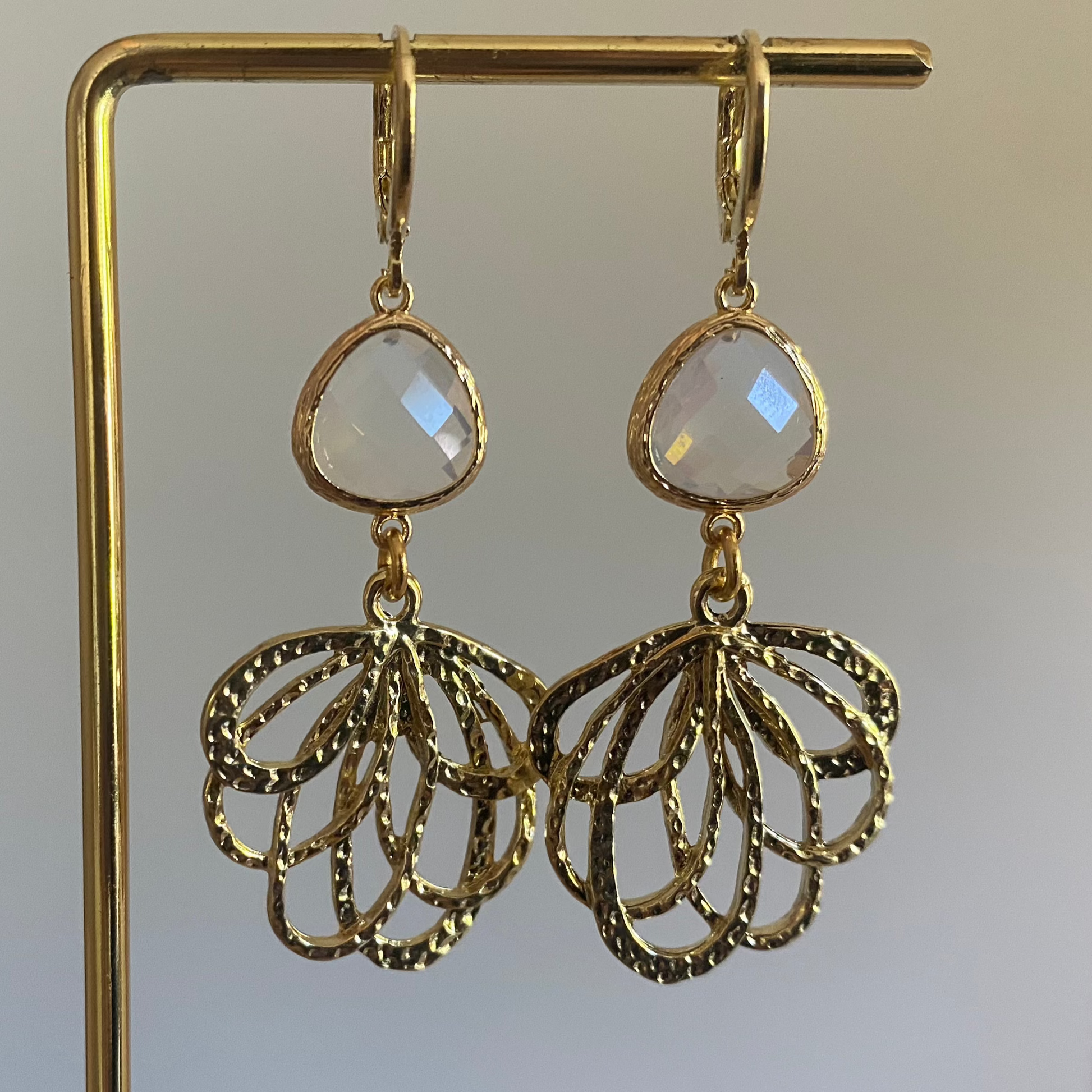 Handgemaakte 14K vergulde oorbellen met 14K oorringetjes, een vergulde hanger en prachtige asymmetrische witte glasbedels 