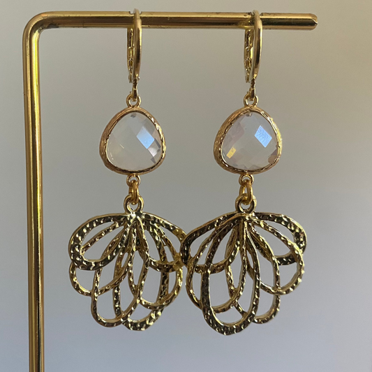 Handgemaakte 14K vergulde oorbellen met 14K oorringetjes, een vergulde hanger en prachtige asymmetrische witte glasbedels 