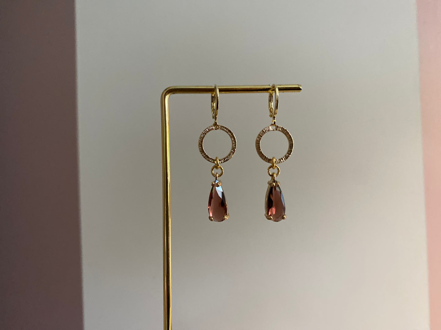 14k vergulde oorbellen met burgundy glasbedel, ca. 5 cm lang,