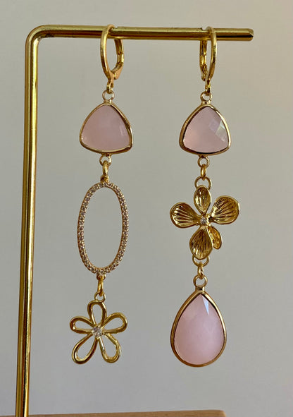 Asymmetrisch paar met 14K vergulde bloemen, een ovalen zirkonia hanger en mat zachtroze gladbedels
