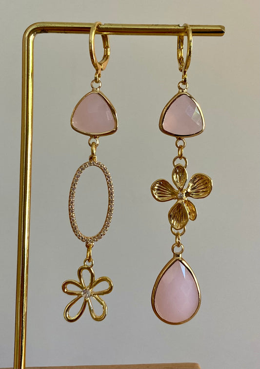 Asymmetrisch paar met 14K vergulde bloemen, een ovalen zirkonia hanger en mat zachtroze gladbedels