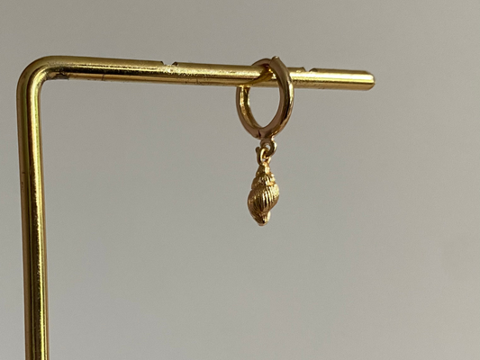 Handgemaakte Earparty oorbellen met 14K vergulde schelpbedel en 14K vergulde oorring.
