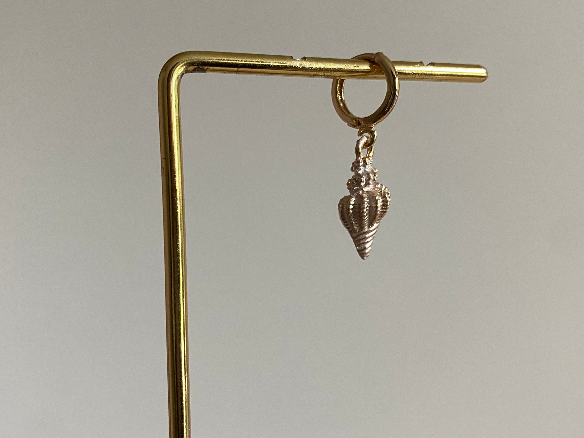 Handgemaakte earparty oorbellen met een 14K verguld ringetje en een zilverwit gecoate RVS schelp bedel.