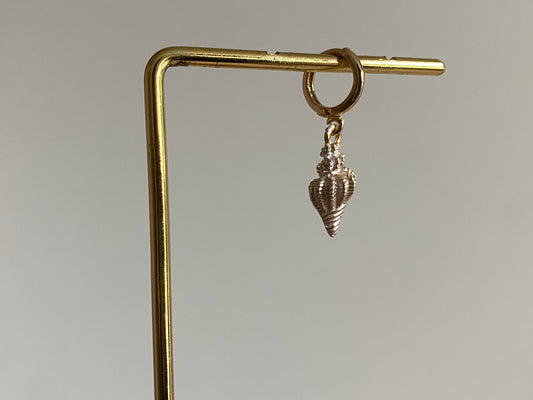 Handgemaakte earparty oorbellen met een 14K verguld ringetje en een zilverwit gecoate RVS schelp bedel.