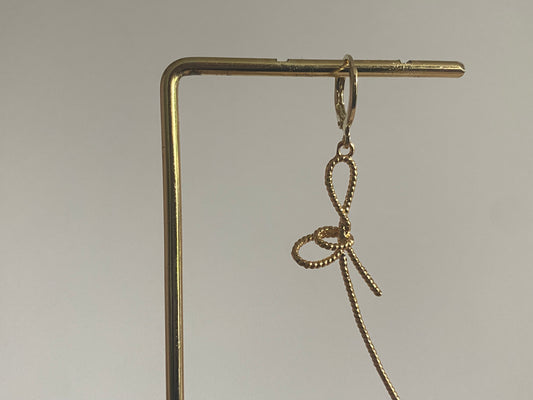 Handgemaakte earparty oorbel met een 14K verguld oorringetje en een stainless steel opengewerkte strik