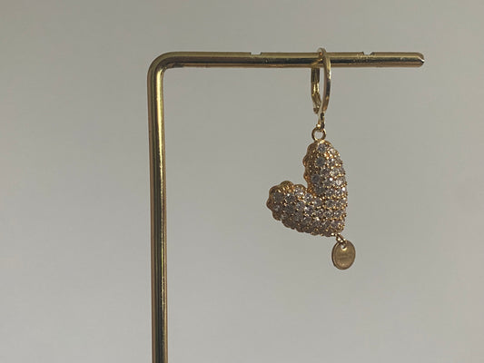 Handgemaakte earparty oorbel met een 14K verguld hart met ingelegde zirkonia