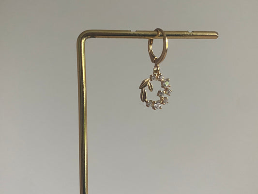 zirkonia krans aan onze single one earparty oorbel aan 14K vergulde oorring