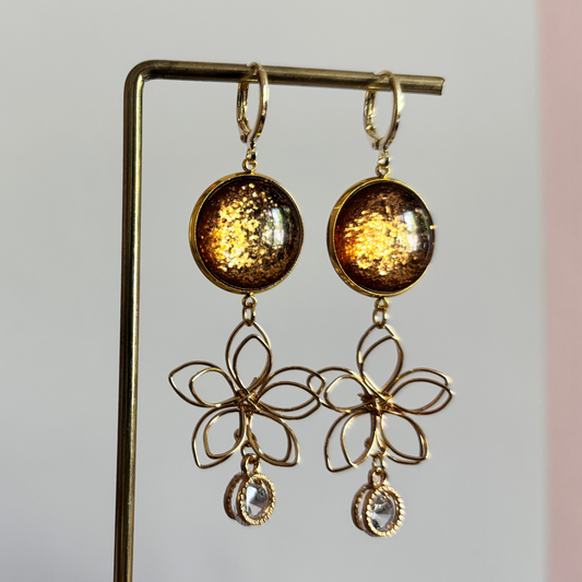 Symmetrische 14k vergulde oorbellen Elly met bronskleurige glitterstenen, gouden draadbloemen en fonkelende zirkonia details.