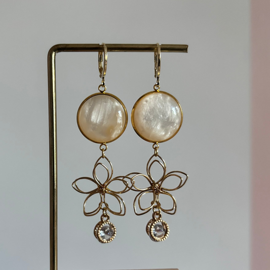 Lange 14k vergulde oorbellen met glanzende parelmoer stenen, zirkonia en gouden draadbedels in bloemvorm.