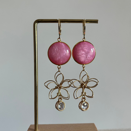 Symmetrische 14k gouden oorbellen met lichtroze stenen, zirkonia en gouden draadbloemen van Lellebel