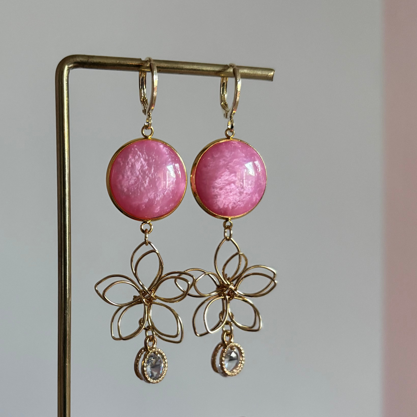 Symmetrische 14k gouden oorbellen met lichtroze stenen, zirkonia en gouden draadbloemen van Lellebel