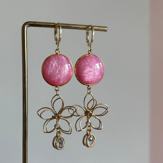 Symmetrische 14k gouden oorbellen met lichtroze stenen, zirkonia en gouden draadbloemen van Lellebel