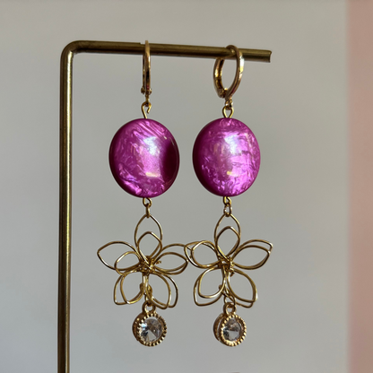 Symmetrische 14k gouden oorbellen met lichtroze stenen, zirkonia en gouden draadbloemen van Lellebel