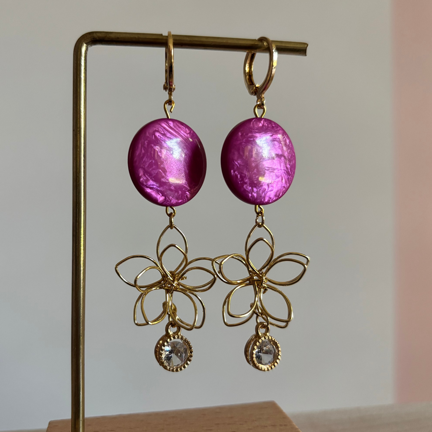 Symmetrische 14k gouden oorbellen met lichtroze stenen, zirkonia en gouden draadbloemen van Lellebel