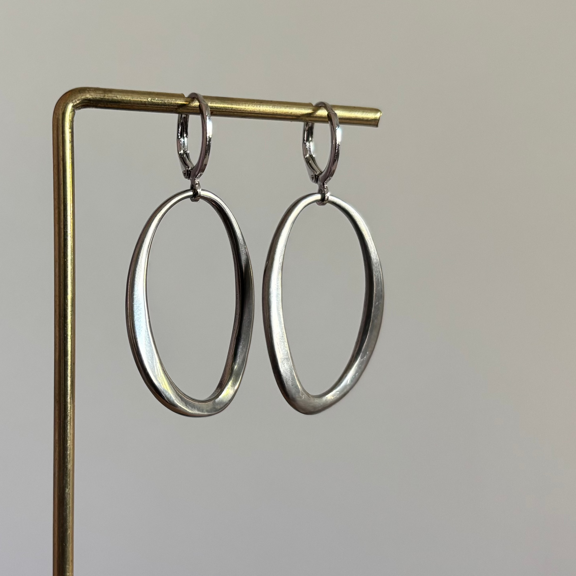 twisted ring in geborstelde staal look. Subtiel, modern design