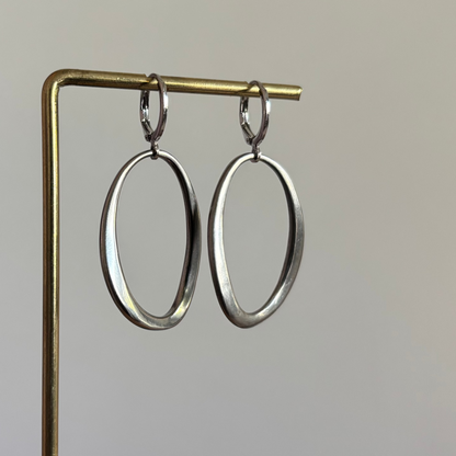twisted ring in geborstelde staal look. Subtiel, modern design