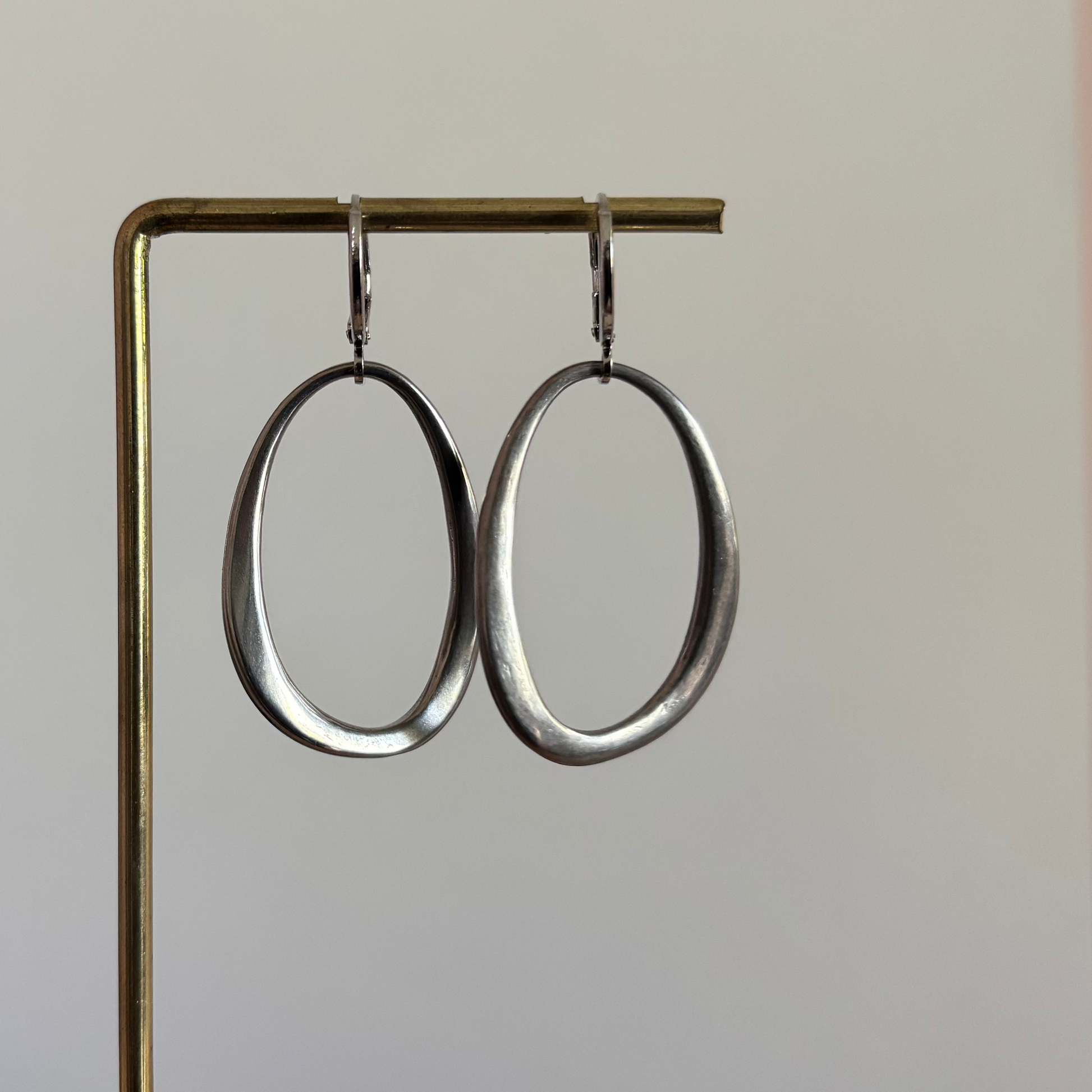 twisted ring in geborstelde staal look. Subtiel, modern design