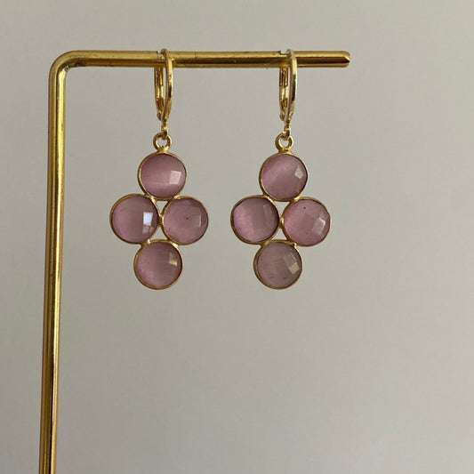 Evi oorbellen met zachtroze hoofdsteen en vier kleine steentjes, 14k verguld